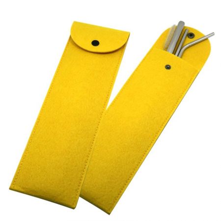 pailles en métal emballées dans un sac en feutre