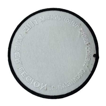 écusson en satin personnalisé avec dos uni