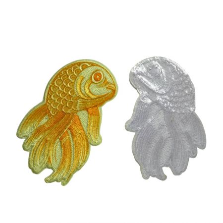 patch sublimé en forme de poisson rouge découpé à chaud personnalisé