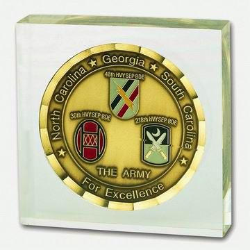 Lucite-Papiergewichte mit eingekapselten Münzen