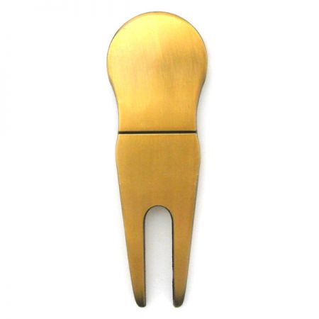 metal divot værktøj med boldmarkører logo