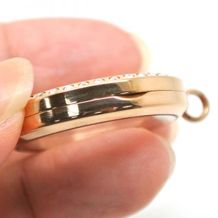 drijvende locket met ingelegde edelsteen