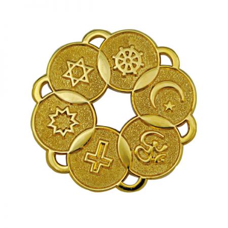 Broche de latão revestido de ouro com símbolos