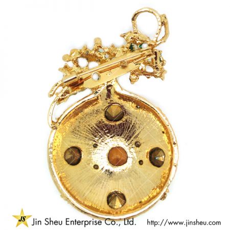 kerst broche met edelstenen