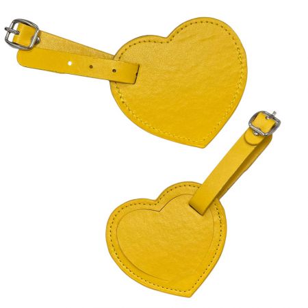 Etiquetas de viaje personalizadas en forma de corazón.
