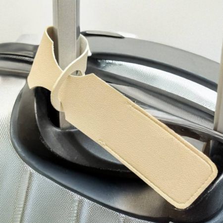 Etichetta per bagagli a striscia lunga appesa a un manico