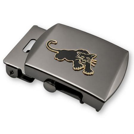 Khóa thắt lưng quân đội màu gunmetal với logo báo đen, biểu tượng men tùy chỉnh trên bề mặt kim loại mờ