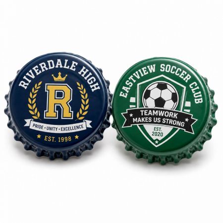 Pins de tapa de botella impresos personalizados para branding promocional - Pins de tapa de botella personalizados diseñados para escuelas, clubes deportivos, universidades y organizaciones estudiantiles con impresión a todo color vibrante y branding de logo personalizado.