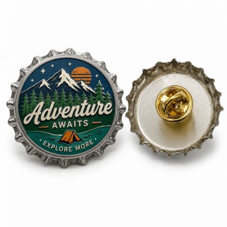 Pin de solapa de tapa de botella personalizada con arte temático de aventura que muestra el diseño frontal y un respaldo de pin de mariposa, ideal para mercancía minorista, marcas al aire libre, tiendas de souvenirs y regalos promocionales.