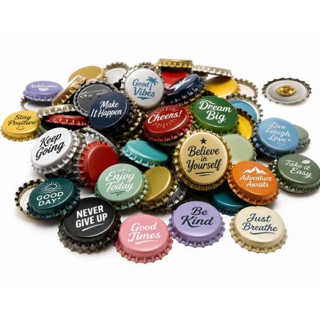 Pins de tapa de botella de hojalata personalizados variados con diseños impresos coloridos y mensajes motivacionales, ideales para mercancía minorista, tiendas de regalos, regalos promocionales y colecciones de souvenirs.