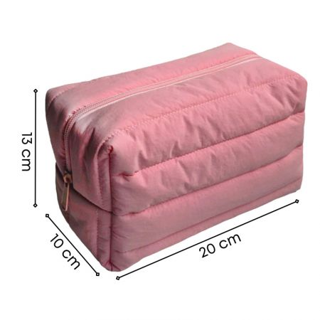 Lyserød puffy toilettaske til rejser med måleskema, der viser 20 cm bredde, 13 cm højde og 10 cm dybde