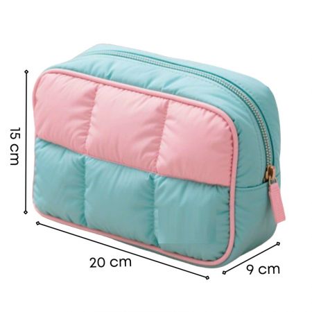 녹색과 분홍색의 푹신한 여행 가방으로, 너비 20cm, 높이 15cm, 깊이 9cm의 치수가 표시되어 있습니다.