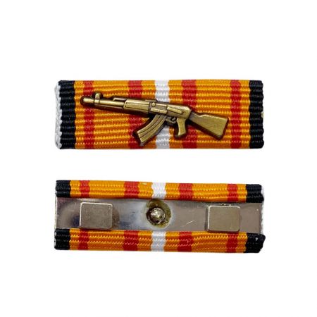 barra di nastri di servizio dell'esercito con un emblema metallico
