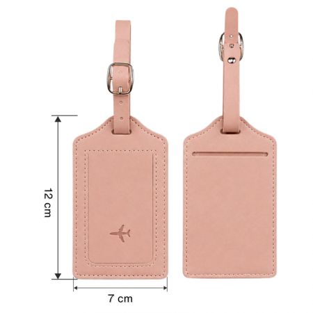 Vorder- und Rückansicht eines Reisegepäckanhängers in Hellrosa mit geprägt Flugzeugdesign, Datenschutzklappe, verstellbarem Riemen und Abmessungen von 12 × 7 cm.