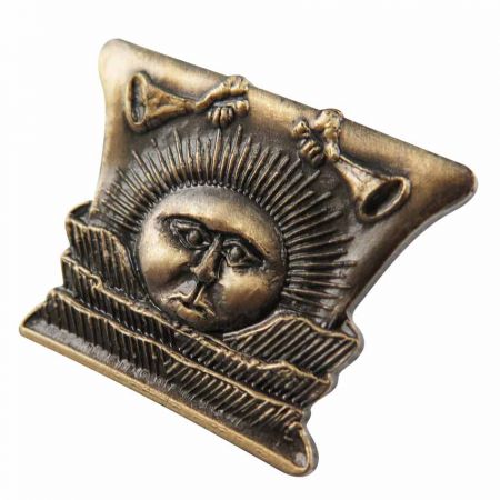 Spilla con finitura in bronzo antico