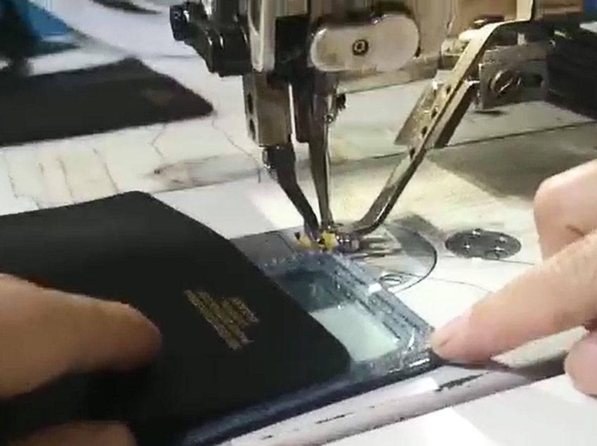 機械で革の財布を縫う