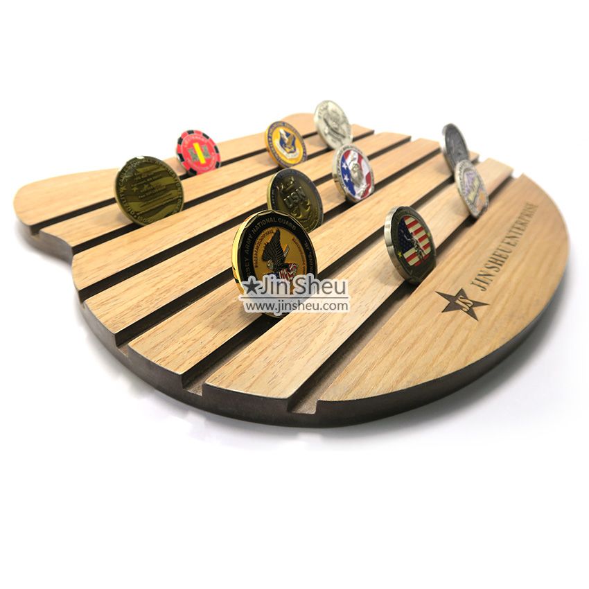 Holzdisplaytafel für Münzen - Militärmünzen Holzdisplayständer, Hersteller  von Werbeartikeln: Schlüsselanhänger & Emaille-Pins