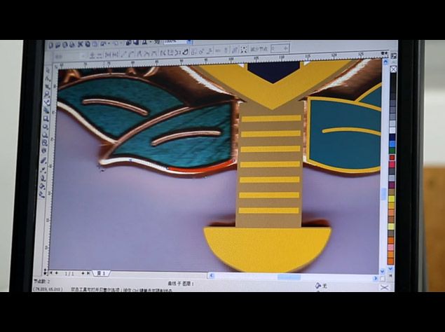 Preparazione dell'opera d'arte per spilla personalizzata