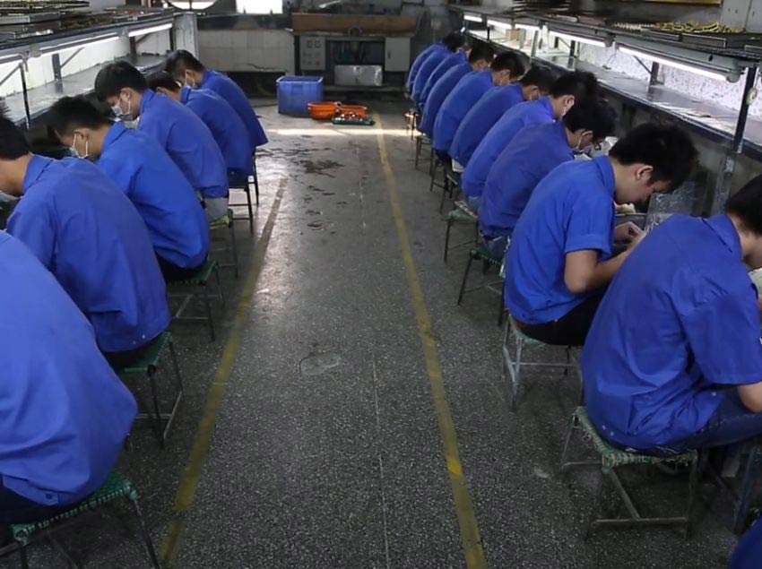 สถานีทำงานขัดและขัดเงาเคลือบยากเลียนแบบสำหรับเข็มกลัดที่กำหนดเอง