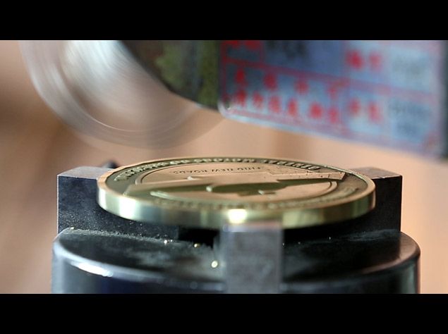 Corte de diamante para monedas militares