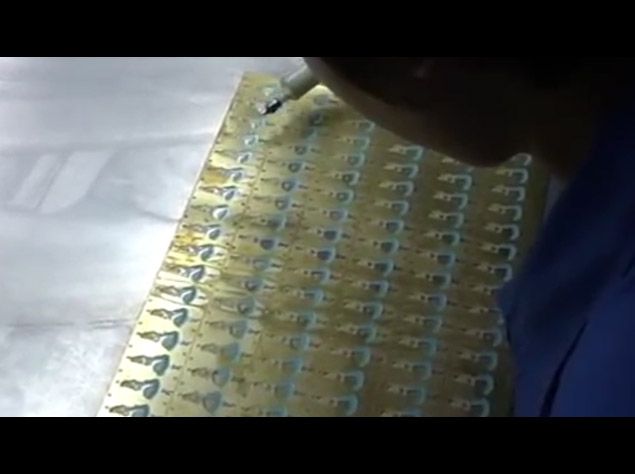 Colorazione in smalto morbido inciso a foto