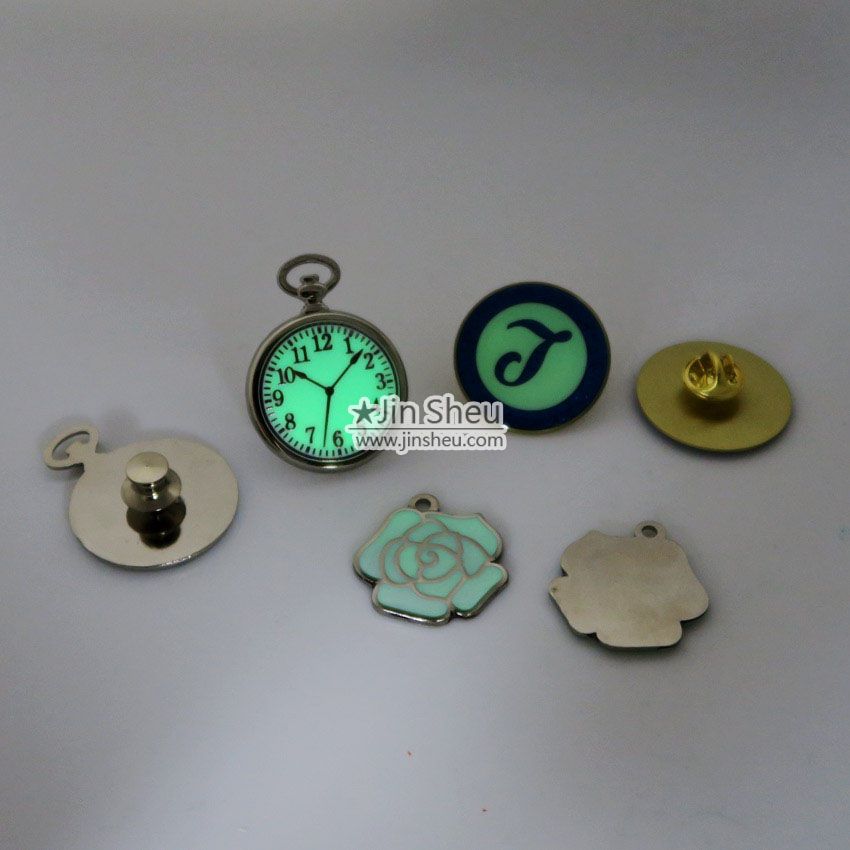 어둠 속에서 빛나는 라펠 핀