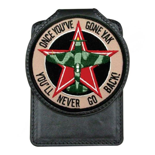 Porta insignia de cuero con emblema bordado personalizado