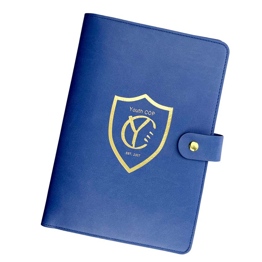 blå læder notesbog med guldpræget omslag og glat korn