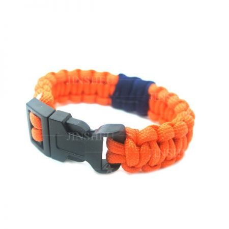 個別に作成されたパラコードブレスレット