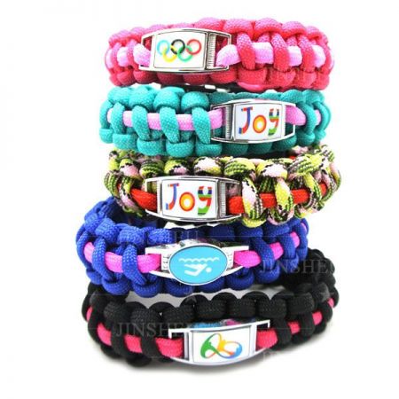 チャーム付きのサバイバルブレスレット