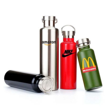 Bouteilles d'eau personnalisées avec des noms.