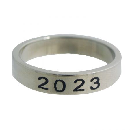 Школьное кольцо - Это классное кольцо из нержавеющей стали - идеальный способ показать свою школьную дух! Оно имеет мягкое эмалевое заполнение цветом и гравировку с годом выпуска.