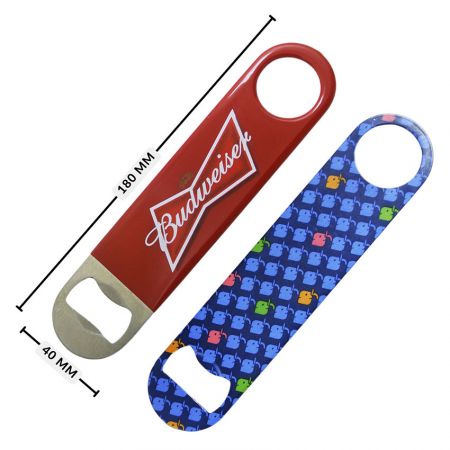 Mở nắp chai của người phục vụ