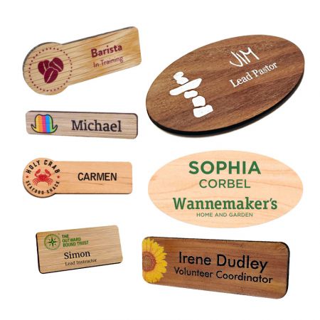 Crachás de nome de madeira impressos em UV com texto e imagens personalizadas para exibir nomes ou títulos de organizações.