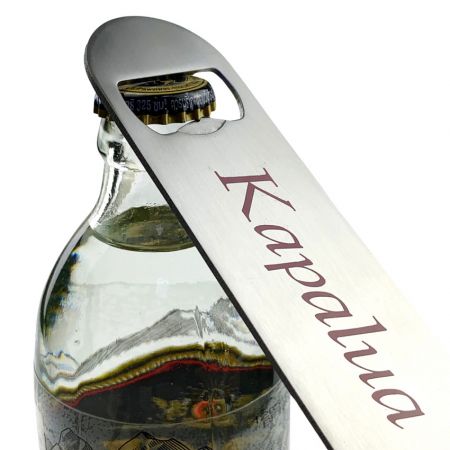 otwieranie butelki z kapslem za pomocą specjalnie zaprojektowanego otwieracza do butelek