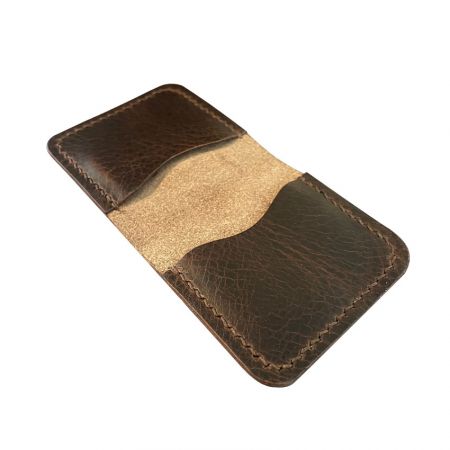 un estuche de monedas de cuero plegable en dos