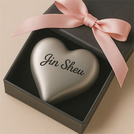 레이저 각인이 있는 맞춤형 종이무게, 분홍색 리본이 있는 상자에 포장