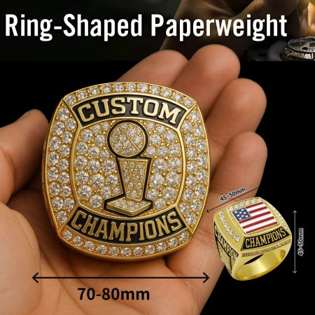 Gigantisk mindesmærke MESTERSKABSRING papirvægt - Tilpassede sportsring papirvægte til dit yndlingshold. De kan personliggøres i messing, rustfrit stål, zinklegering eller endda i sterlingsølv. Jin Sheu's team af eksperter er her for at hjælpe dig med det perfekte design.