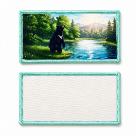 Rechteckiges NFC-Patch-Set, das obere mit detaillierter Kunst eines Eisbären und arktischen Nordlichtern, das untere ist ein passendes leeres NFC-Patch.