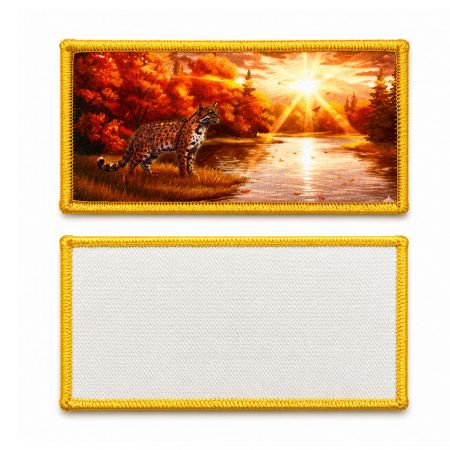 Paar rechteckiger NFC-Patches: das obere hat einen majestätischen Hirsch in einer blühenden Wiese, das untere ist ein passendes leeres NFC-Patch.