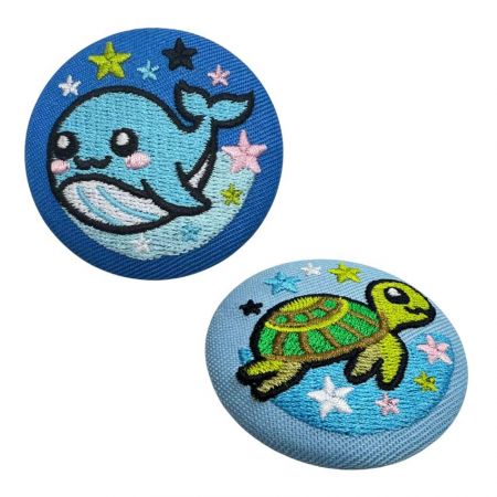 刺繍ボタンバッジ - 刺繍された海の生物のピンバッジ