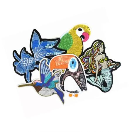 시퀀으로 장식된 자수 패치