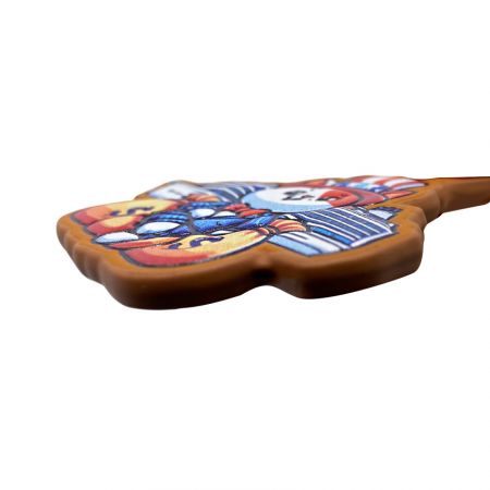 uroksenahka-avaimenperän sivunäkymä, jossa näkyy maalattu reuna