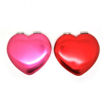 ハート形のかわいいコンパクトミラー