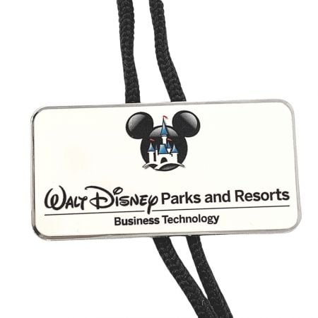 Cravates bolo avec logo personnalisé - Cravates bolo sur mesure pour les parcs et complexes Disney