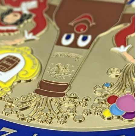 Detalhes em close da medalha de esmalte macio e a estampagem