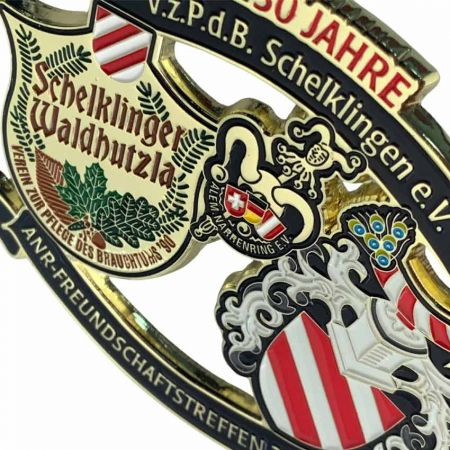 Vista angular da medalha do evento que mostra os detalhes recortados em fundição.