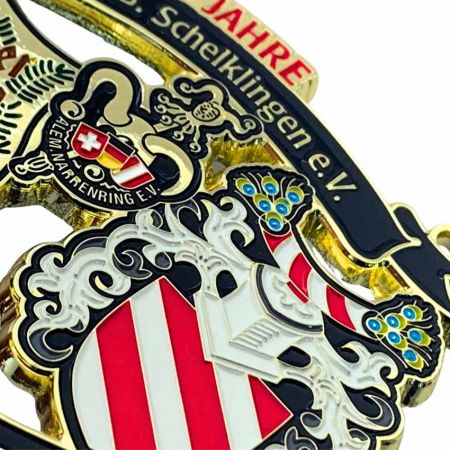 Close-up da medalha do evento de amizade que destaca os delicados detalhes deste design de medalha.