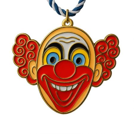 La medaglia del carnevale clown che è riempita di smalto morbido con finitura dorata