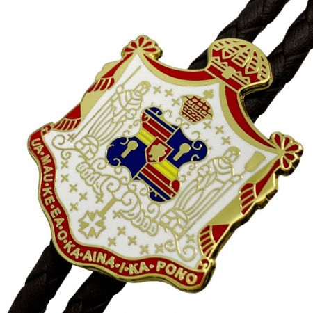 immagine ravvicinata di una cravatta bolo hawaiana con colori in smalto duro imitato